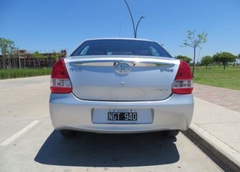 Test drive doble al Toyota Etios hatchback y sedán