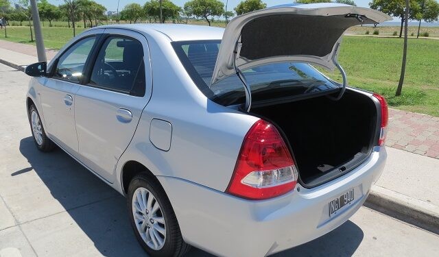Test drive doble al Toyota Etios hatchback y sedán