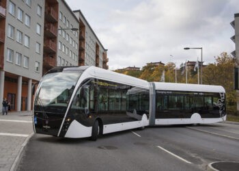 Scania presentó un nuevo bus a GNC