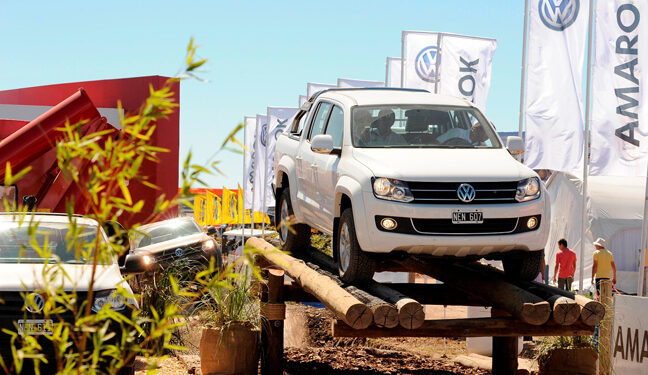 VW se destaca en Expo Agro con Amarok, Saveiro, camiones y buses