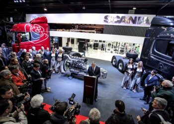 Scania en el Salón: novedades en seguridad, tecnología y el lanzamiento de un reloj que monitorea al camión