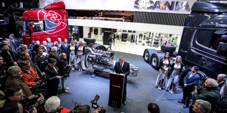 Scania en el Salón: novedades en seguridad, tecnología y el lanzamiento de un reloj que monitorea al camión