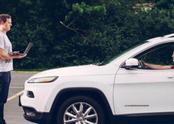 Mirá cómo dos hackers toman el control de un auto