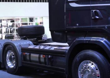 Mirá cómo se maneja un Scania desde un reloj