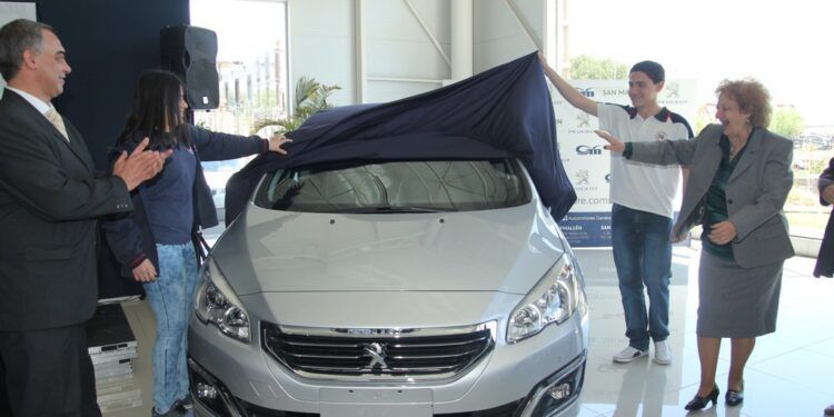 Peugeot donó un 408 a un colegio técnico de Mendoza