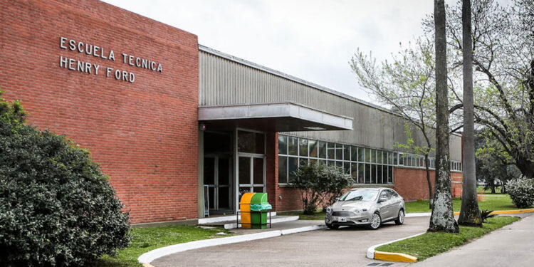 Ford celebró el 50 aniversario de su escuela técnica