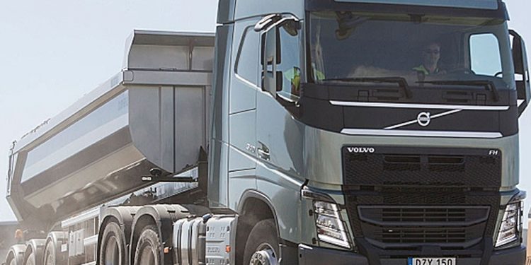 Volvo presentó el FH 6×4 con un inédito eje elevable