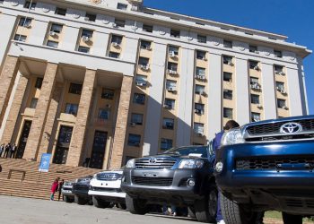 Entrega de hilux y motores a escuelas