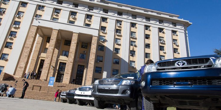 Entrega de hilux y motores a escuelas