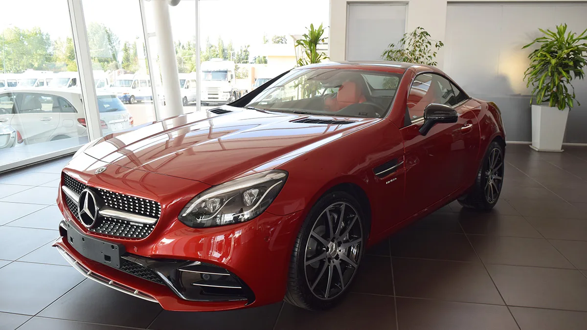 No es un cohete, es un Mercedes AMG SLC 43 y está en Mendoza