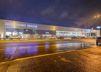 Con la visita de Elena Ford, se reinauguró un histórico concesionario