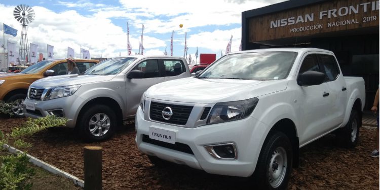 Nissan Frontier S 2