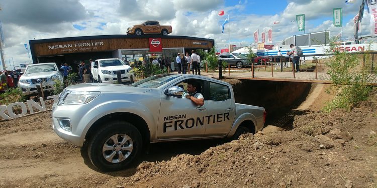 Nissan puso a prueba las nuevas versiones accesibles de la Frontier