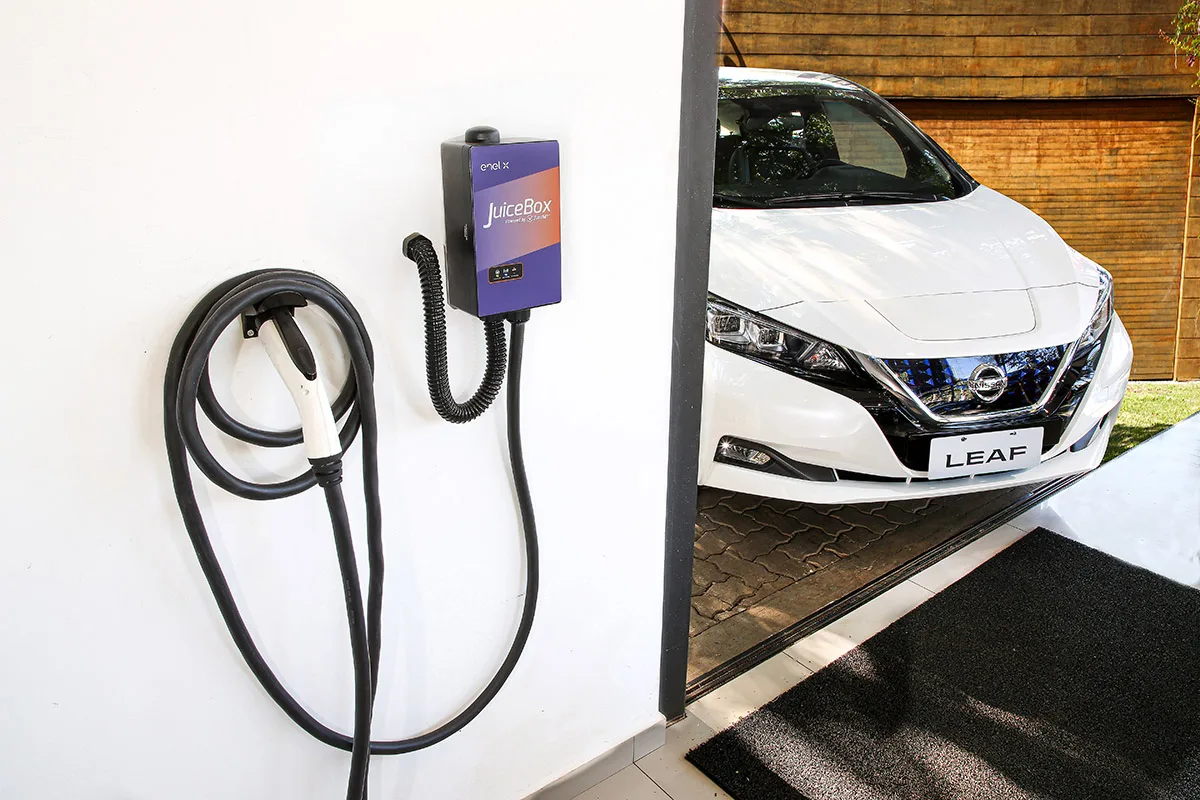 Nissan comenzó a instalar cargadores en sus concesionarios para el Leaf