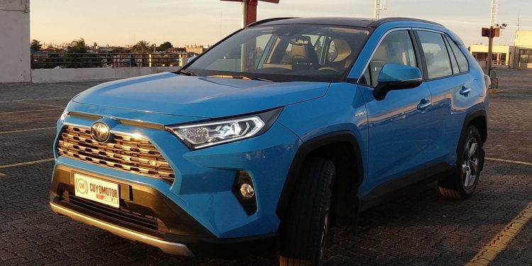 Manejamos la nueva Toyota RAV4 Hybrid: un SUV que gana por todos los frentes