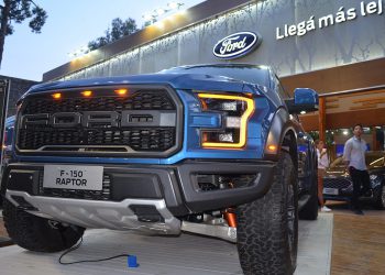 Se lanzó la tremenda Ford F-150 Raptor: precio confirmado y entrega desde febrero