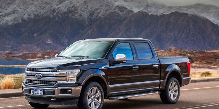 Ford-F150-en-ruta-de-montaña