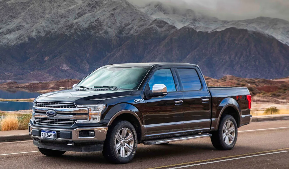 Ford-F150-en-ruta-de-montaña