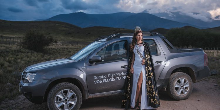 La Reina de la Vendimia Mayra Tous posó en una Renault Oroch