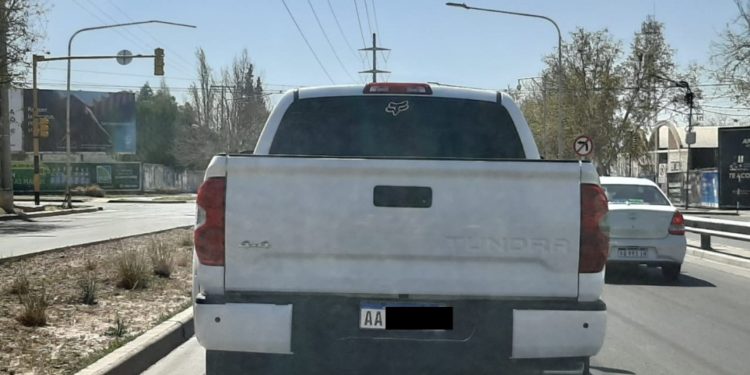 Toyota Tundra: cómo es la enorme camioneta que anda suelta por Mendoza