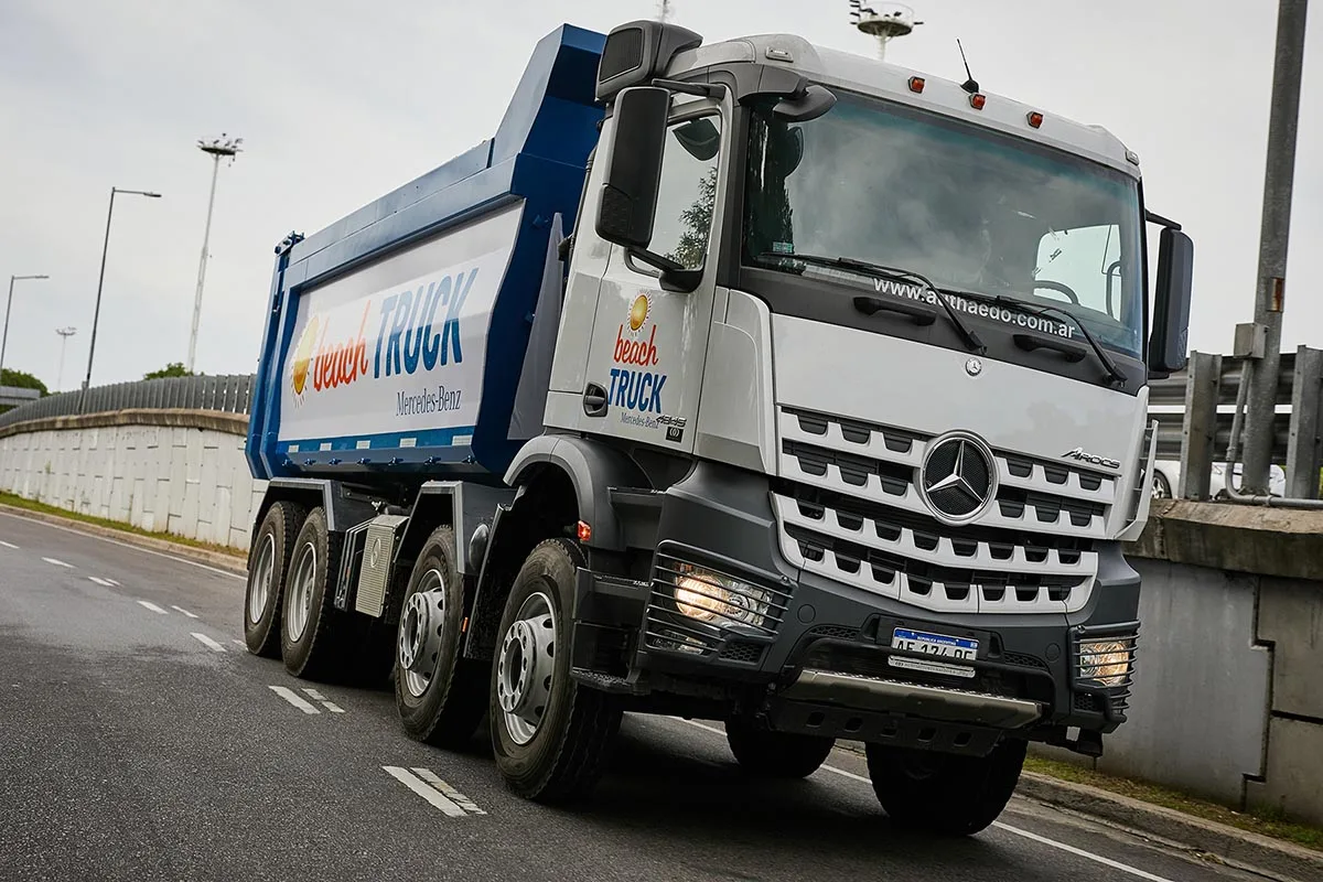 Cómo es el camión playero de Mercedes Benz: Arocs 4845