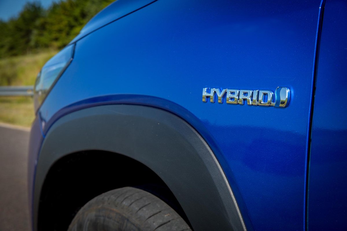 Prueba de consumo naftero vs híbrido: ¿cuánto gasta el Toyota