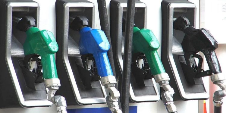 Aumento de combustibles: cómo ahorrar con nafta súper en vez de premium