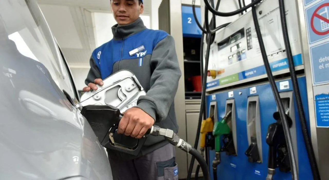 Aumento de combustibles: cómo ahorrar con nafta súper en vez de premium