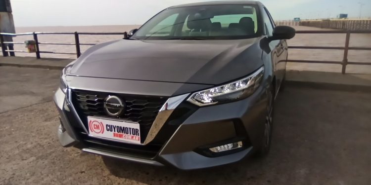 Testeamos la nueva generación del Nissan Sentra: un sedán de alto vuelo
