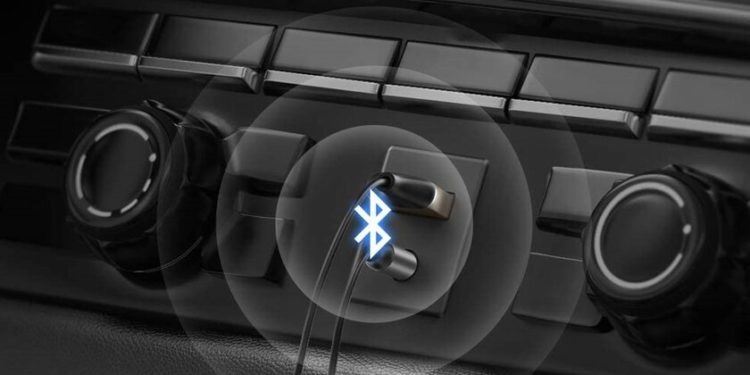 Novedad: un dispositivo económico para tener Bluetooth en el auto desde el celular