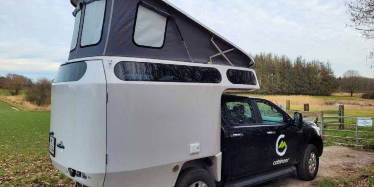 Lanzan una casilla rodante especial para la caja de camionetas: este es el Cabineer