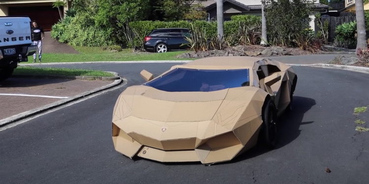 No le alcanzaba para un Lamborghini así que creó el suyo, pero de cartón