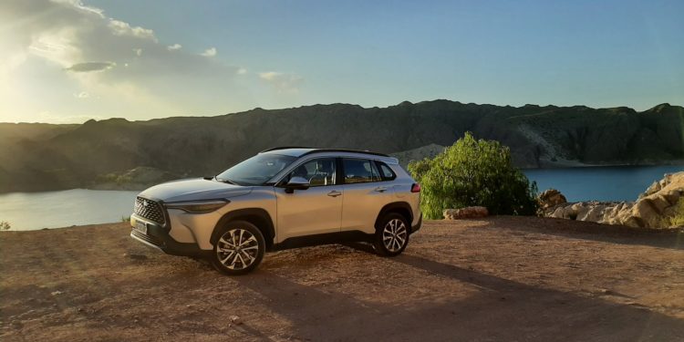 Toyota Corolla Cross gris lateral paisaje 2