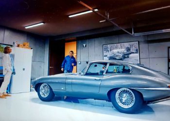 Jaguar-E-Type-Man-vs-Bee-garaje