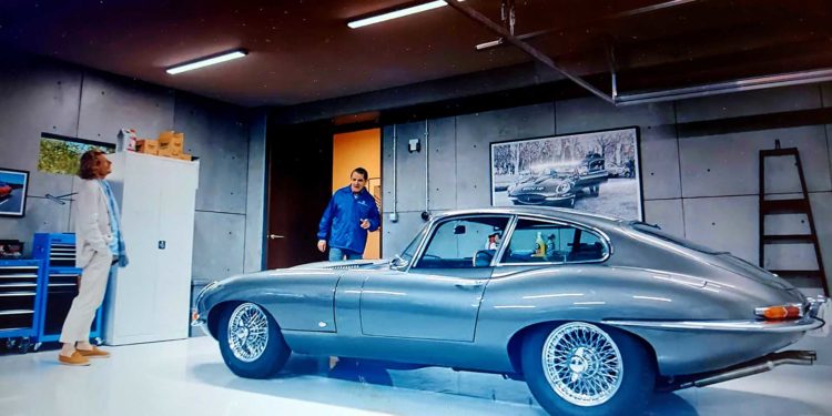 Jaguar-E-Type-Man-vs-Bee-garaje