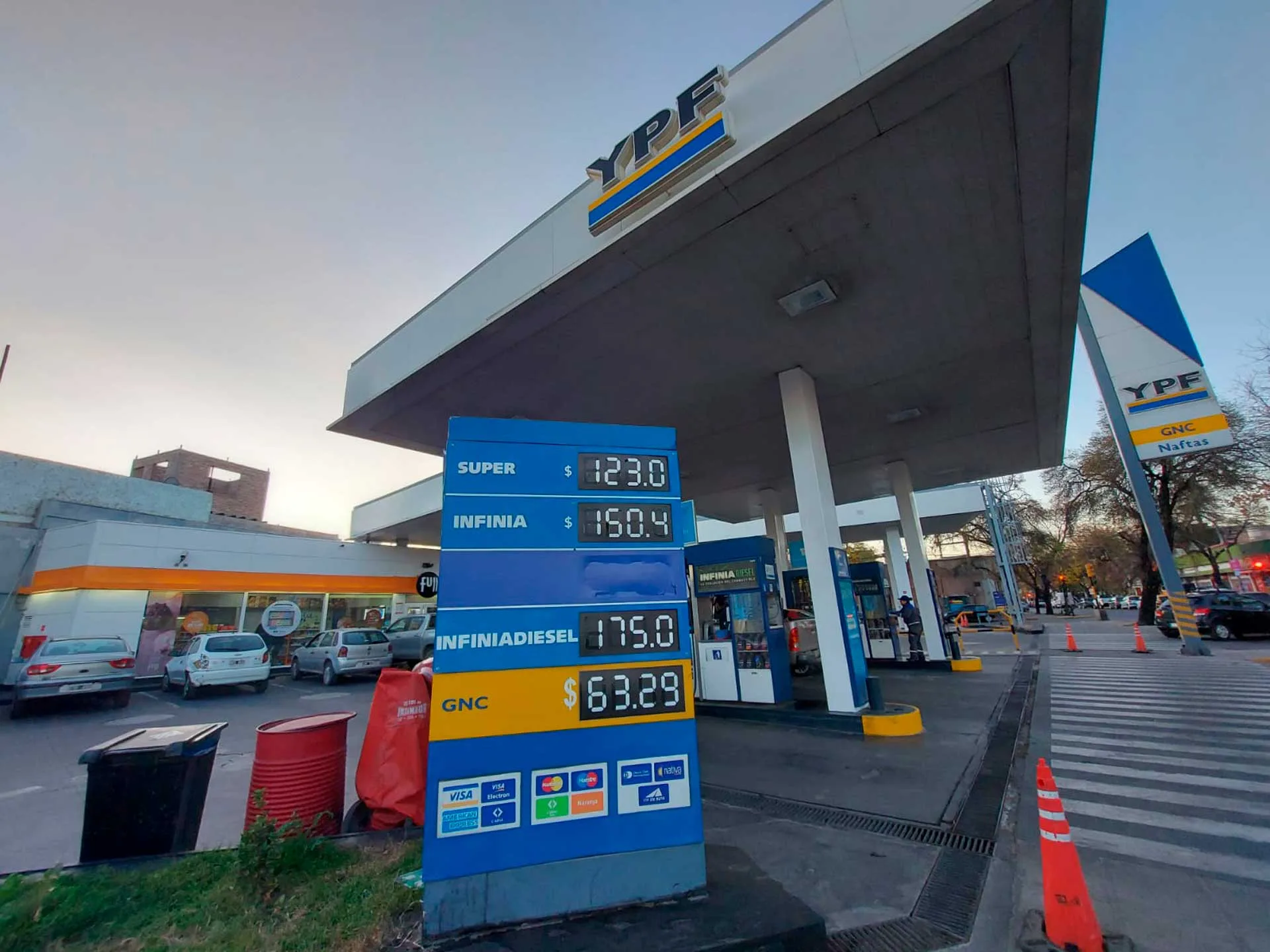 Hilux, Amarok, Ranger ¿cuánto cuesta llenar el tanque de gasoil?