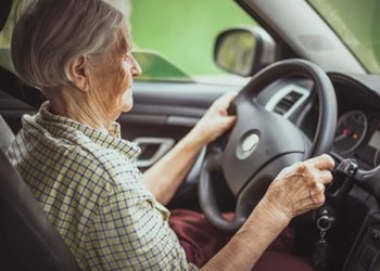 Atentos adultos mayores que quieran renovar su licencia de conducir