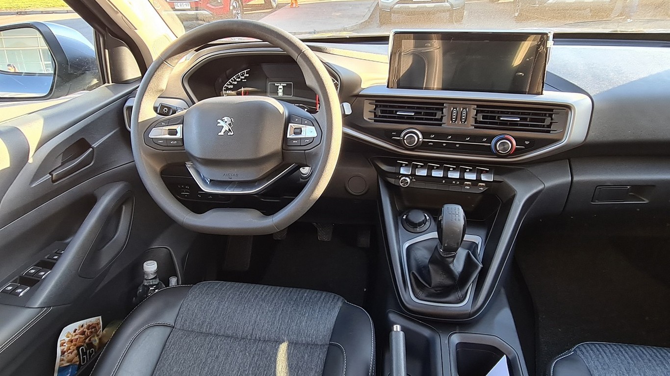 Peugeot Landtrek interior