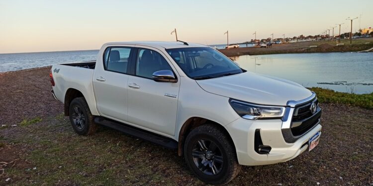 Viaje de una Hilux de Kinto a una cita con los deportes extremos