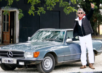 Pancho Dotto junto a una de sus joyas.