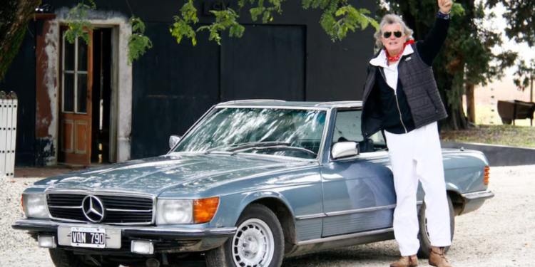 Pancho Dotto junto a una de sus joyas.