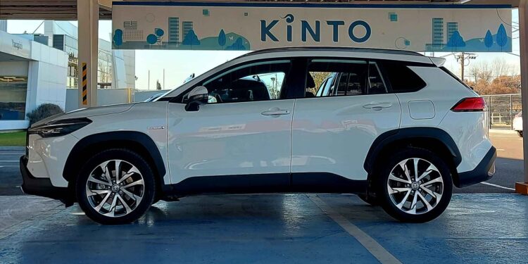 Toyota-Corolla-Cross-Hybrid--Kinto-Mendoza-lateral