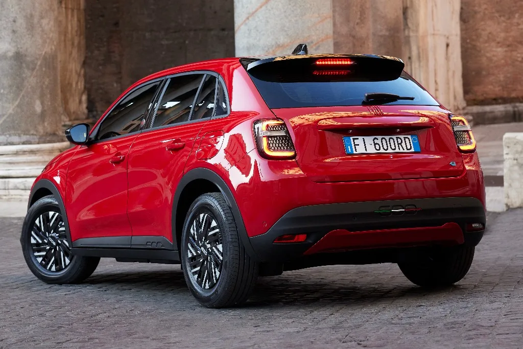 Es oficial: regresa el Fiat 600 en una versión eléctrica