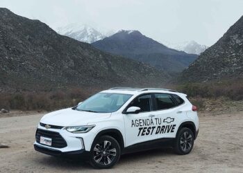 Chevrolet-Tracker-2023-montaña-blanca-test