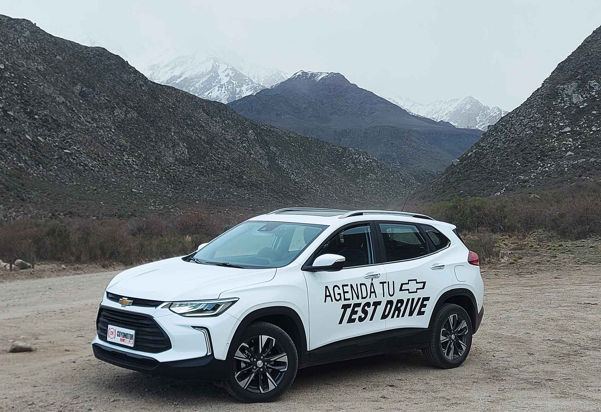 Chevrolet-Tracker-2023-montaña-blanca-test