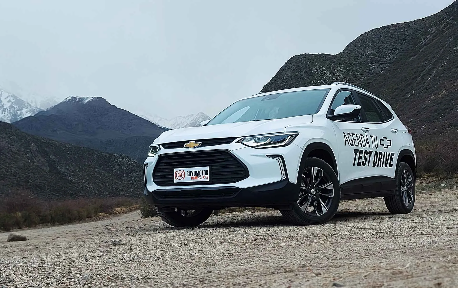 Chevrolet-Tracker-2023-montaña-blanca