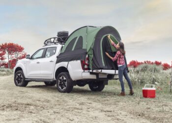 Acampar en una Nissan Frontier: la primera camioneta con carpa