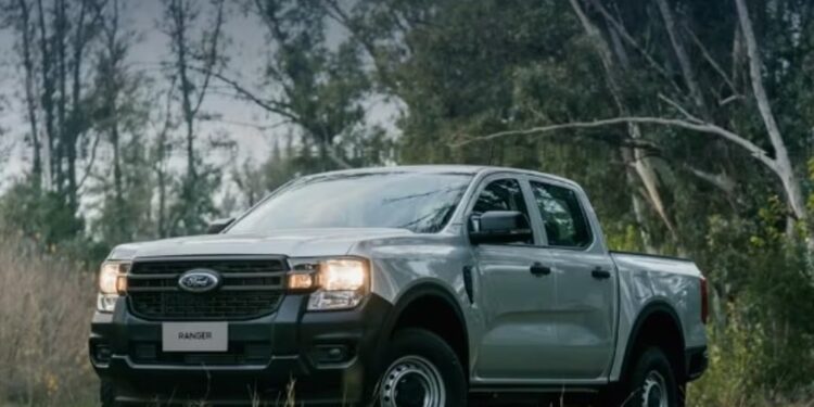 Ford Ranger vs Toyota Hilux ¿Cuánto cuestan y qué traen las más económicas?