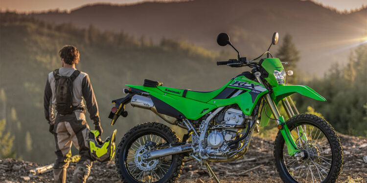 Kawasaki lanza las nuevas on-off KLX300 con estos detalles y precios
