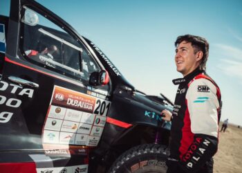 Juan Cruz Yacopini al lado de su Hilux.